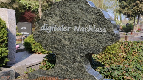 Grabstein mit Aufschrift: Digitaler Nachlass
