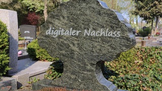 Grabstein mit Aufschrift: Digitaler Nachlass