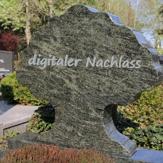 Grabstein mit Aufschrift: Digitaler Nachlass