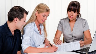 Ehepaar unterzeichnet Testament