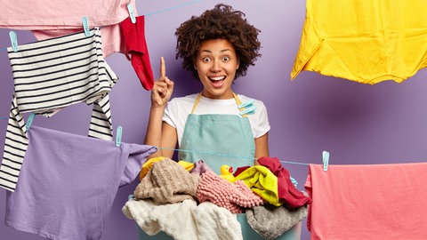 Frau mit sauber gewaschener Wäsche