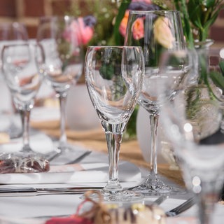 Festliche Gläser auf einem gedeckten Tisch - in der Spülmaschine reinigen?