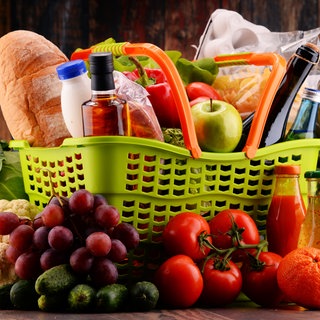 Korb mit Lebensmitteln