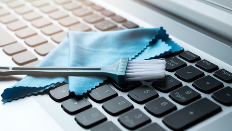 Laptop und Tastatur wird gereinigt