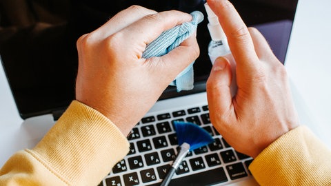 Laptop und Tastatur wird gereinigt