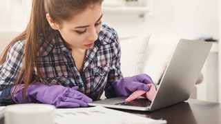 Laptop und Tastatur wird gereinigt