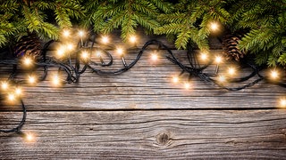 Lichterkette an Tannenzweigen - Strom sparen bei der Weihnachtsbeleuchtung