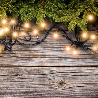 Lichterkette an Tannenzweigen - Strom sparen bei der Weihnachtsbeleuchtung