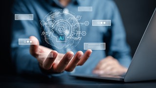 Hand mit einem Hologramm über KI