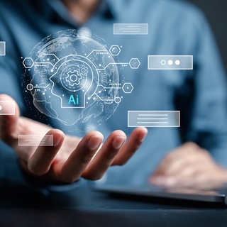 Hand mit einem Hologramm über KI