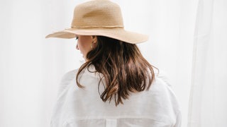 Frau trägt Leinenbluse