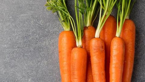 Karotten vor einem grauen Hintergrund.