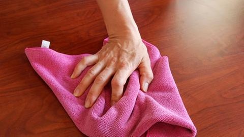 Reinungsschwämme und Co - diese vier Putztücher brauchen Sie
