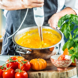 Gemüse wird mit Stabmixer püriert