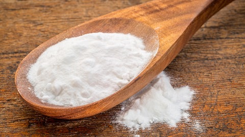 Natronpulver auf einem Löffel