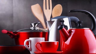 verschiedene Küchengeräte (Kochtopf, Wasserkocher) und Geschirr