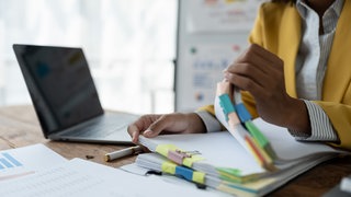 Frau macht die Steuererklärung