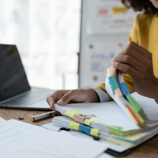 Frau macht die Steuererklärung