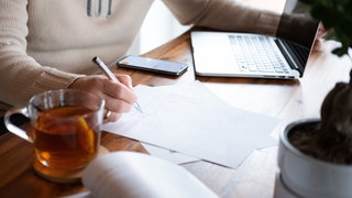 Frau macht die Steuererklärung