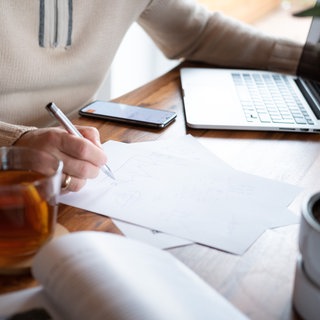Frau macht die Steuererklärung