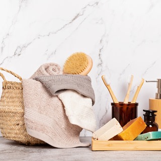 Kosmetikartikel aus Bambus und feste Seife