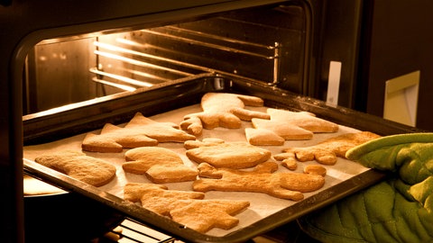 Salzteig im Backofen trocken: Der Teig sollte nicht zu hoch erzitzt werden.