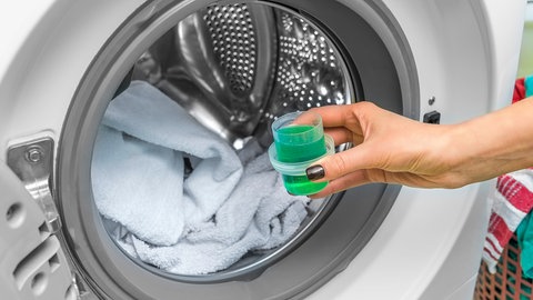 Waschmittel wird in Trommel gefüllt - Umwelt schonen