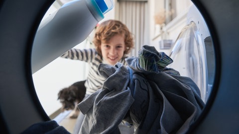 Waschmaschine mit Wäsche füllen