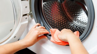 Waschmaschine wird mit Lappen gereinigt