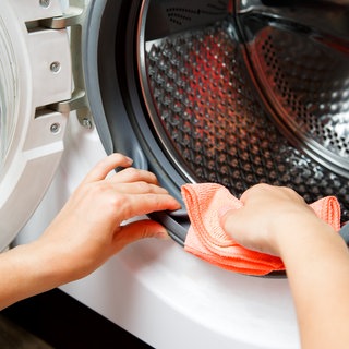Waschmaschine wird mit Lappen gereinigt