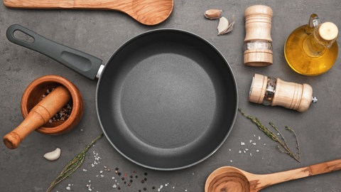 Pfanne mit Küchen-Utensilien