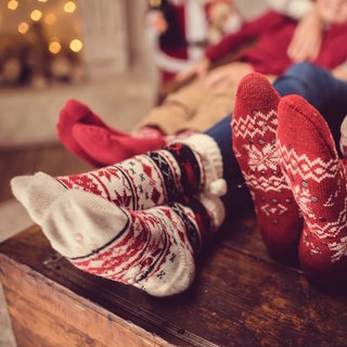 Wollsocken und Kleidung aus Wolle richtig waschen und pflegen