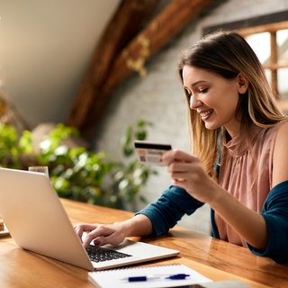 Frau beim Online Banking