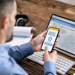 Mann beim Online Banking