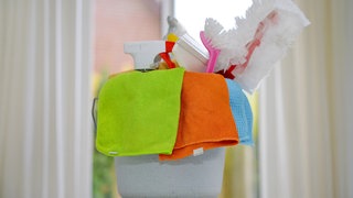 Ein Putzeimer mit bunten Lappen