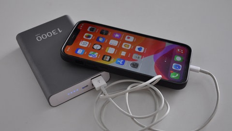Ein Smartphone wird an einer Powerbank geladen
