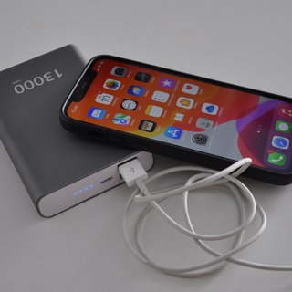 Ein Smartphone wird an einer Powerbank geladen