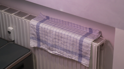 Ein Küchenhandtuch ist zum Trocknen über eine Heizung gelegt worden. Wie kann umweltfreundlich geheizt wedren?