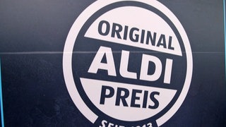 Werbung von Aldi mit der Aufschrift Original Aldi Preis - seit 1913. Aldi Süd und Nord sind zusammen der größte deutsche Discounter. Wir checken Preis und Qualität bei Spaghetti, Saft und Gartengeräten.