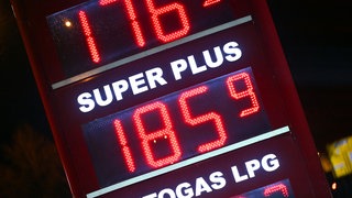 Die Preistafel einer Erfurter Tankstelle. 