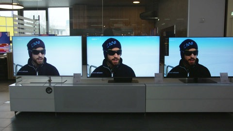 Verschiedene TV-Bildschirme nebeneinander im Vergleich. 