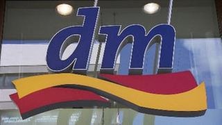 dm-Logo, Drogeriemarkt: Fast jeder kennt Balea, Alverde und Denkmit, die Eigenmarken der erfolgreichsten deutschen Drogeriekette. Produkte von dm im Vergleich mit Marken – was ist besser, was günstiger?