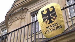 Das Schild des Bundesfinanzhofes.