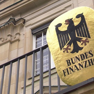 Das Schild des Bundesfinanzhofes.