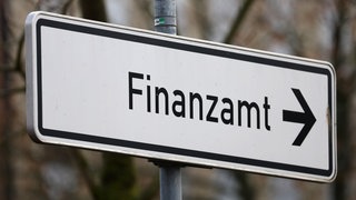 Verbraucher sollten den Grundsteuer-Brief des Finanzamtes genau unter die Lupe nehmen.