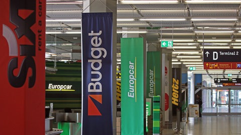 Mehrere Mietwagenschalter am Flughafen
