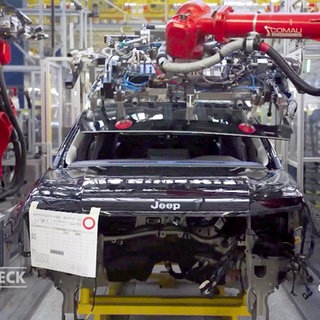 Jeep auf dem Fabrikband