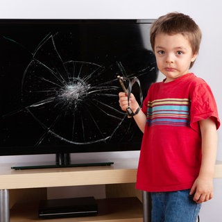 Kleiner Junge mit Steinschleuder vor kaputtem Fernseher. Rechtliche Fragen rund um Haftung und Haftpflicht klären wir bei Marktcheck fragt Möller.