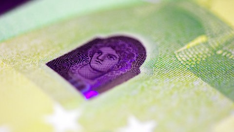 Das sogenannte "Porträt-Hologramm" auf der Rückseite einer 100-Euro-Banknote.