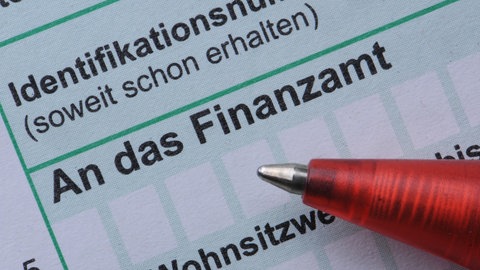 Die Steuererklärung ist für viele ein Graus. Doch die Arbeit lohnt sich, im Schnitt gibt es über 1.000 Euro zurück. Stichtag zur Abgabe der Steuer 2023 ist der 2. September 2024.
